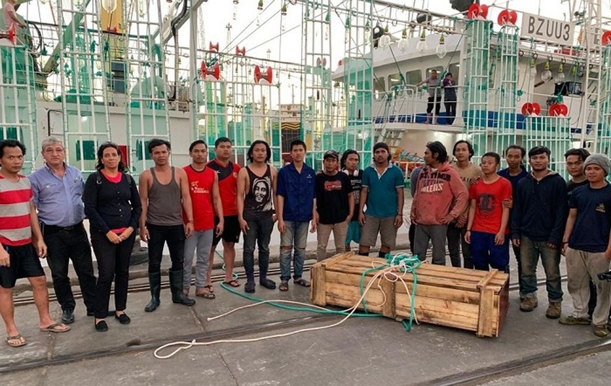 Tripulante indonesio desembarcado muerto al interior de una caja de madera en el Puerto de Montevideo. Foto: Embajada de Indonesia, publicada por 'Mongabay'.
