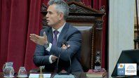 Martín Menem, muy nervioso porque no llegaban al quorum. Martín Menem, muy nervioso porque no llegaban al quorum.