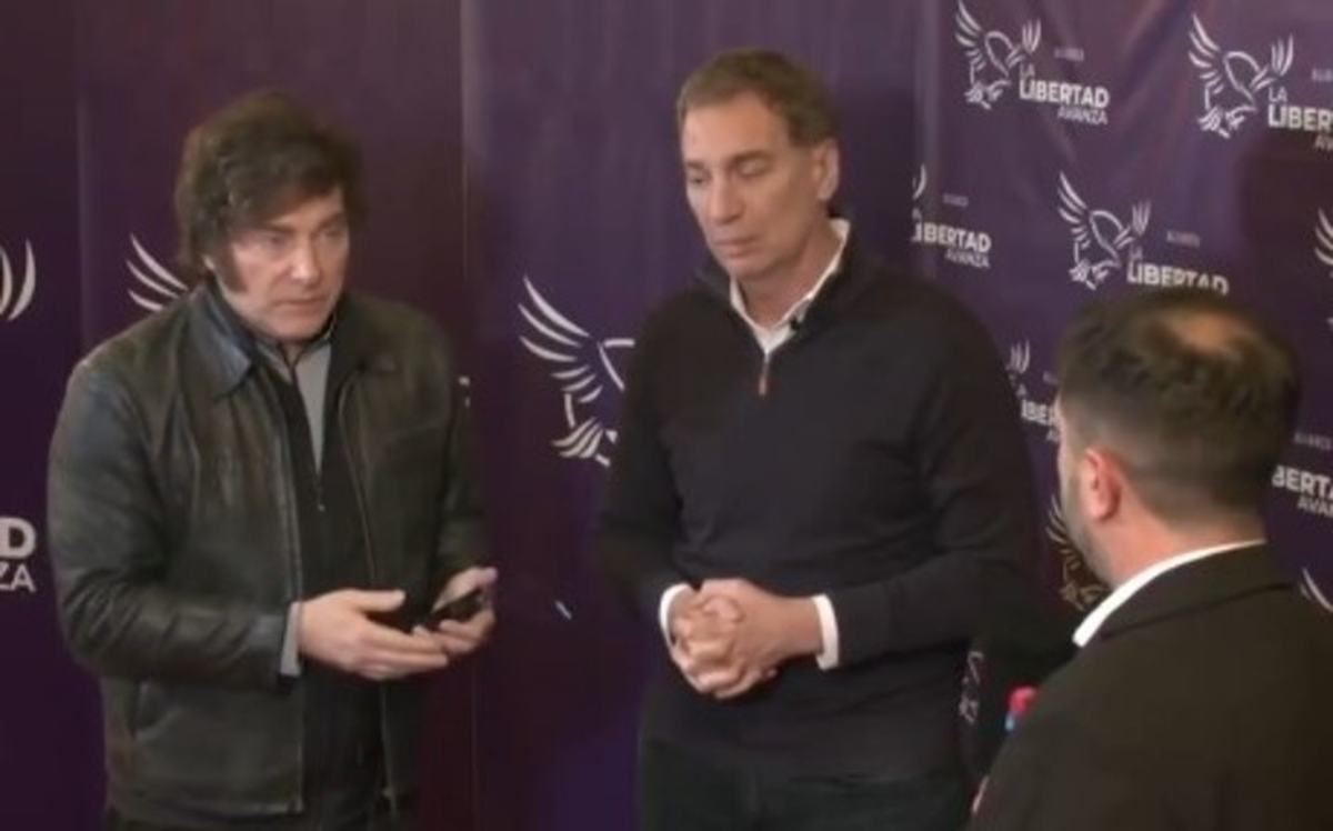 Javier Milei se mostró irritable y a la defensiva con un periodista en Mar del Plata, a quien le respondió con ironía y de manera desaforada frente a consultas sobre el escándalo de José Luis Espert. Javier Milei se mostró irritable y a la defensiva con un periodista en Mar del Plata, a quien le respondió con ironía y de manera desaforada frente a consultas sobre el escándalo de José Luis Espert.