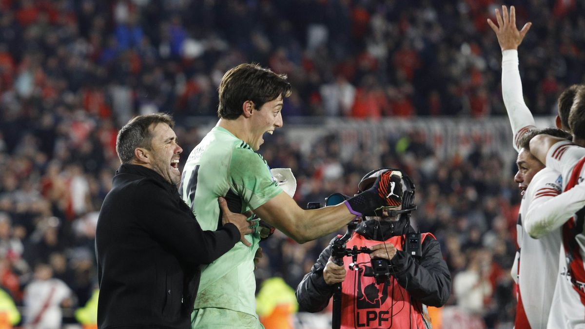Coudet abraza a Beltrán tras el triunfo inolvidable de River