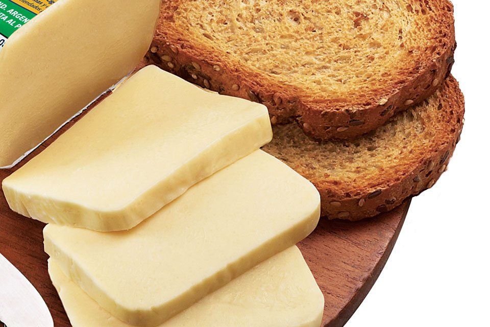 El renombrado queso Port-Salut nació en el siglo XIX en la abadía cisterciense Notre-Dame de Port-du-Salut, en Entrammes, en el departamento de Mayenne. Debido a su gran éxito y para proteger su autenticidad, los monjes registraron la marca Port Salut.