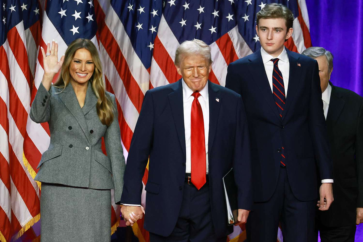 Barron William Trump (nacido el 20 de marzo de 2006) es el quinto y más joven hijo de Donald Trump , el 45º y 47º presidente de los Estados Unidos , y su único hijo con su tercera esposa, Melania Trump , lo que lo convierte en miembro de la primera familia de los Estados Unidos , la familia Trump . Barron William Trump (nacido el 20 de marzo de 2006) es el quinto y más joven hijo de Donald Trump , el 45º y 47º presidente de los Estados Unidos , y su único hijo con su tercera esposa, Melania Trump , lo que lo convierte en miembro de la primera familia de los Estados Unidos , la familia Trump .