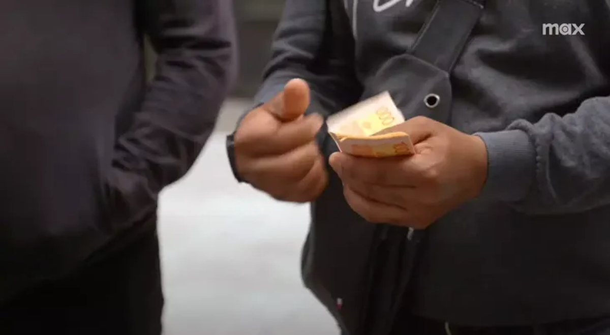 En el documental aparece una persona contando billetes de 1000 pesos. ¿El creador del Bitcoin es Argentino o lo buscaron ahí? En el documental aparece una persona contando billetes de 1000 pesos. ¿El creador del Bitcoin es Argentino o lo buscaron ahí?