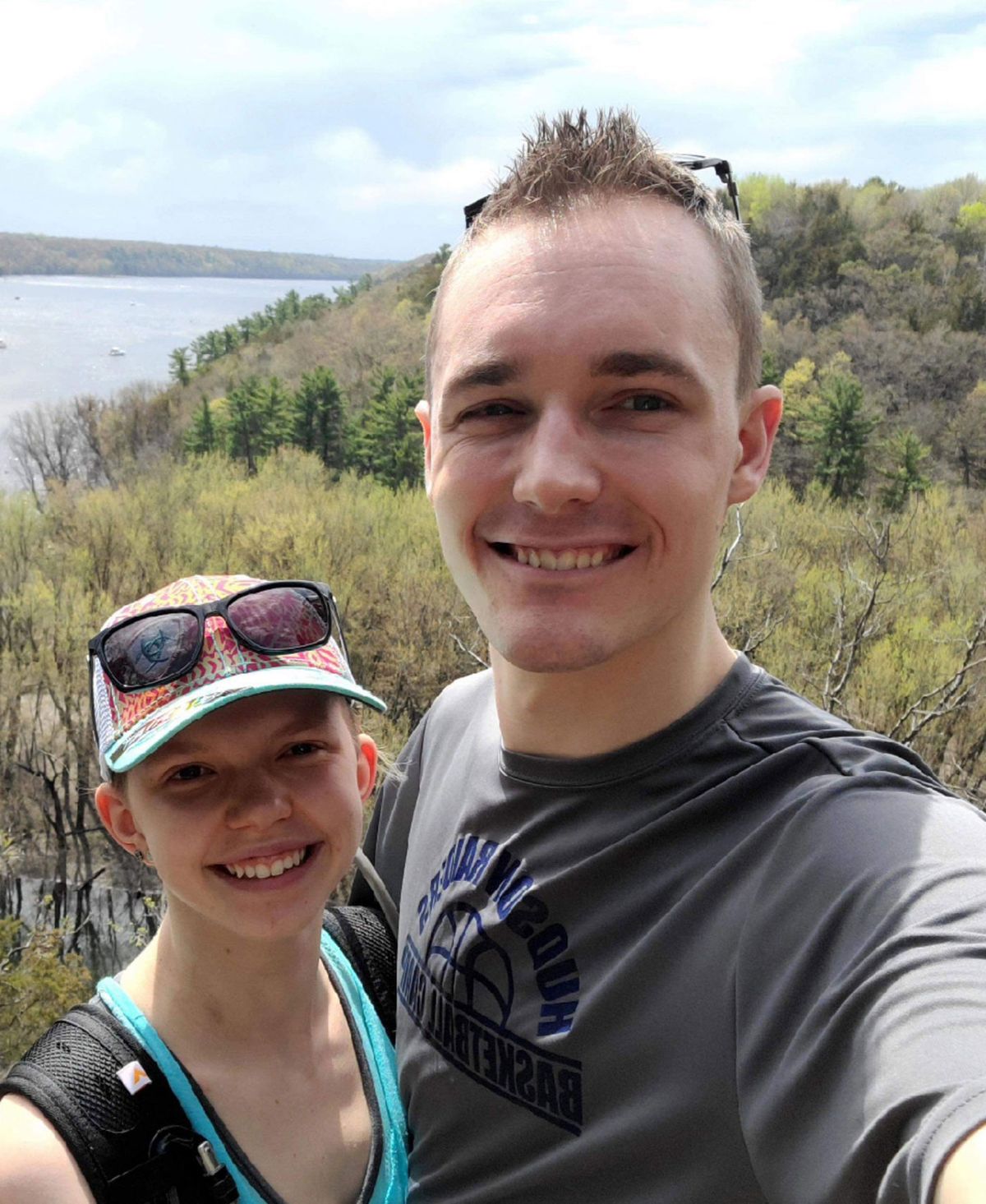 Austin Kukeritz y su víctima de Onlyfans. Fue sentenciado a 20 años de prisión seguidos de supervisión perpetua. Austin Kukeritz y su víctima de Onlyfans. Fue sentenciado a 20 años de prisión seguidos de supervisión perpetua. 