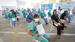 altText(Perú da luz verde a tercera dosis para personal de salud)}
