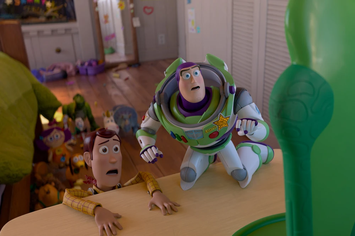 En esta nueva aventura, donde nuestros juguetes favoritos enfrentan la tecnología, Pixar mezcla humor con crítica social, mostrando que incluso los íconos infantiles envejecen. En esta nueva aventura, donde nuestros juguetes favoritos enfrentan la tecnología, Pixar mezcla humor con crítica social, mostrando que incluso los íconos infantiles envejecen.