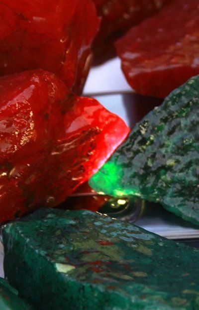 El misterio de la química del color en los rubíes y esmeraldas