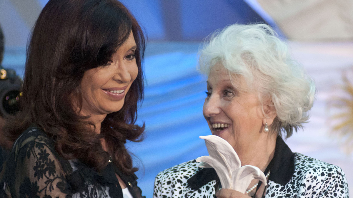 Estela de Carlotto había sostenido que no "se podían mezclar" la marcha por CFK y los 30 mil, pero La Cámpora insistió y ella calló.