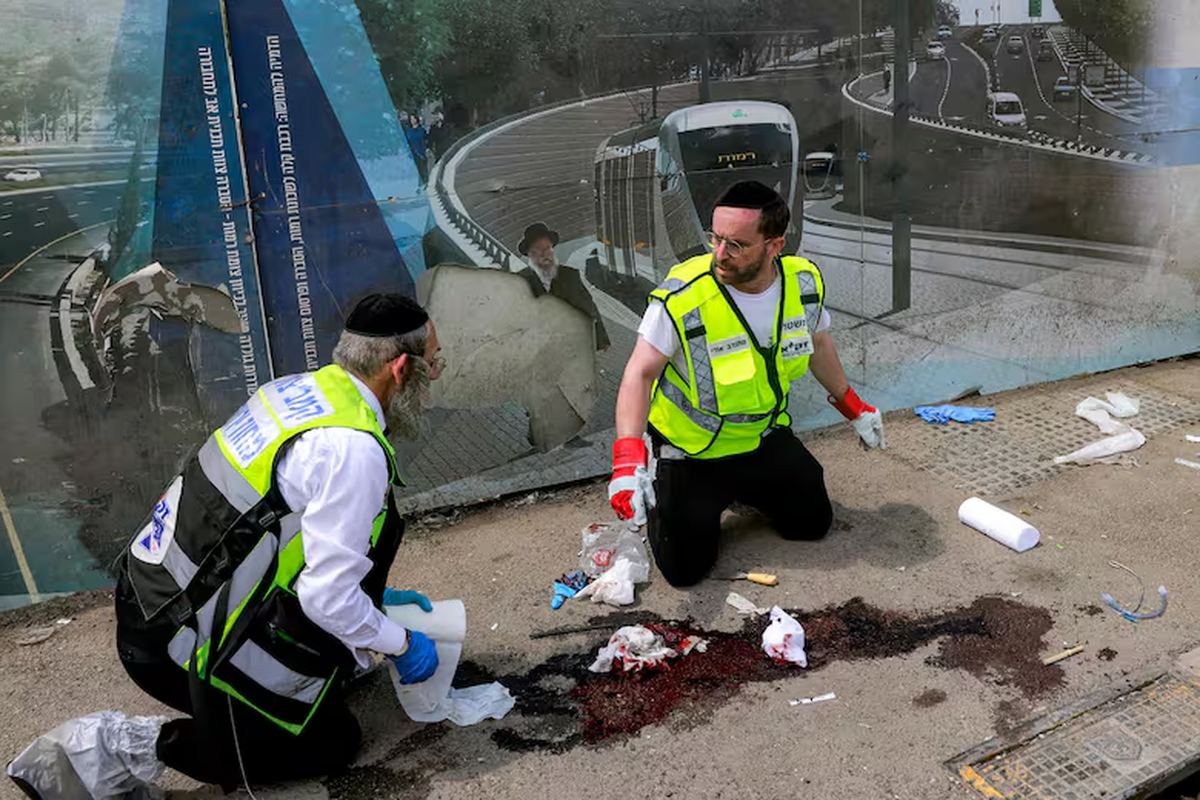 Los equipos de emergencia y peritos trabajan en la zona del atentado | GENTILEZA MENAHEM KAHANA - AFP Los equipos de emergencia y peritos trabajan en la zona del atentado | GENTILEZA MENAHEM KAHANA - AFP