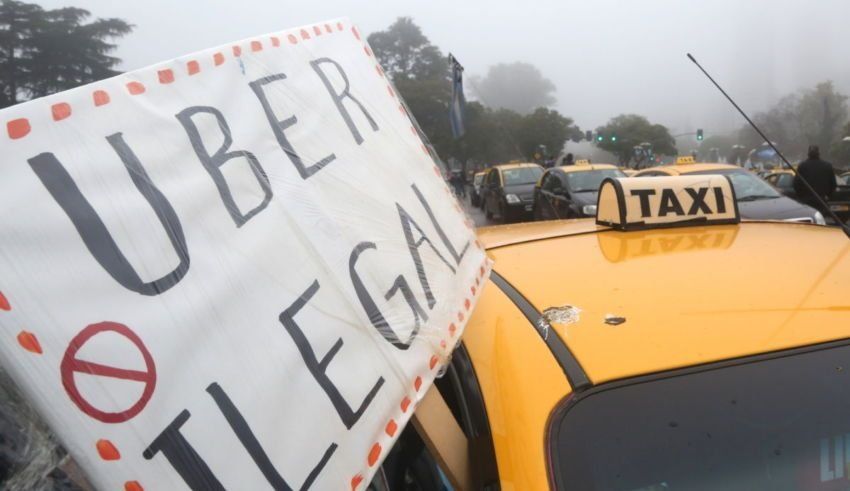 Uber vs taxistas y remiseros en la ciudad de Santa Fe. Uber vs taxistas y remiseros en la ciudad de Santa Fe.
