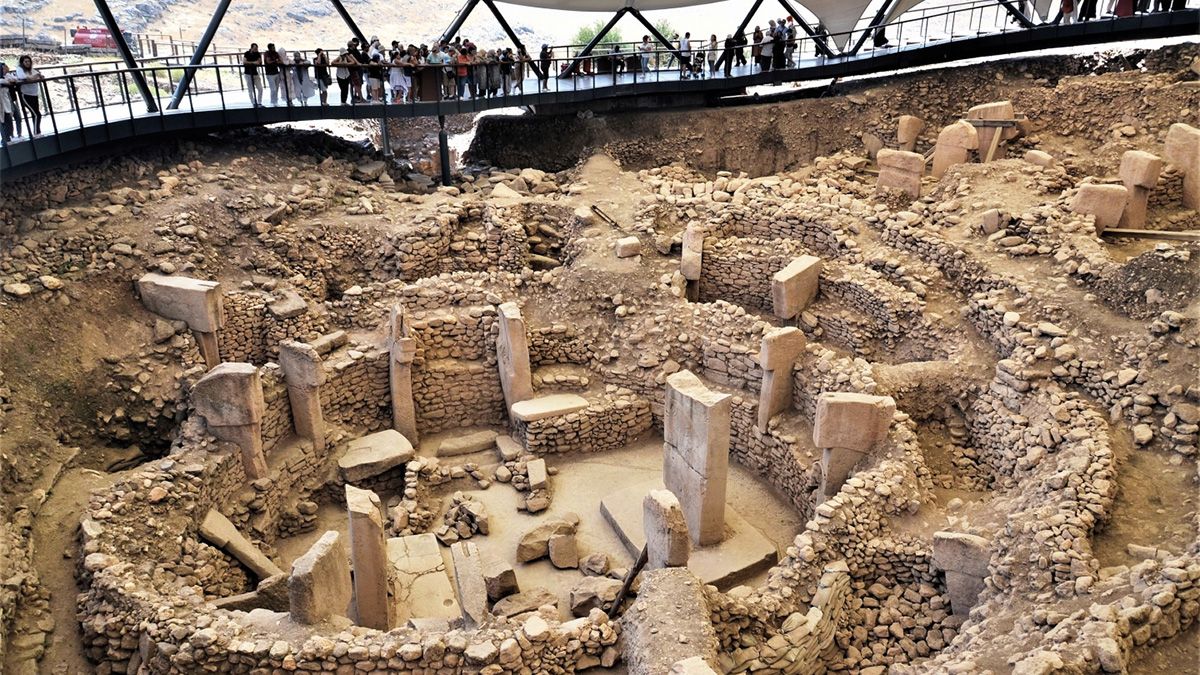 El santuario de Göbekli Tepe es el más antiguo del mundo de 11.000 años y que reescribió la historia de la humanidad. El santuario de Göbekli Tepe es el más antiguo del mundo de 11.000 años y que reescribió la historia de la humanidad.