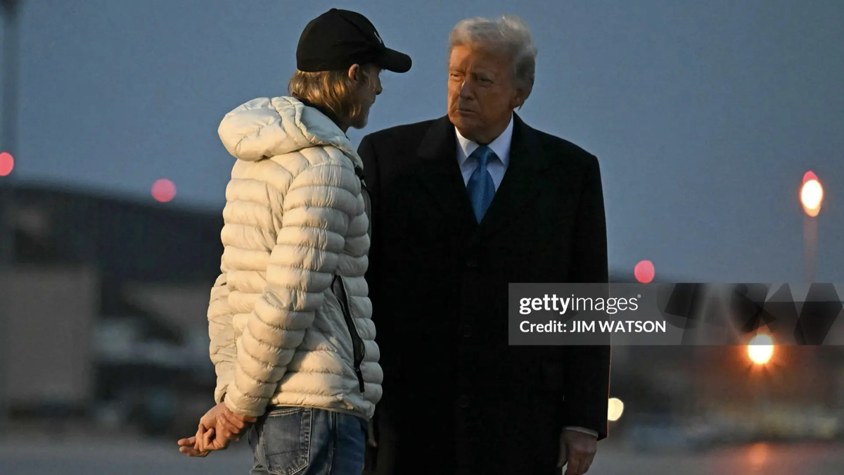 Bay junto a Trump. Bay junto a Trump.