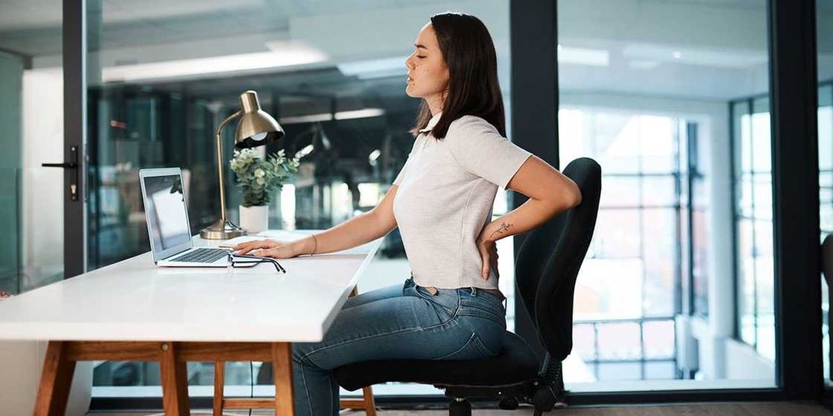 Se estima que en Latinoamérica, el dolor lumbar crónico afecta a aproximadamente 60 millones de personas, según un reporte de la farmacéutica Grünenthal. Los ejercicios de Yoga pueden ayudar a mejorar la postura y prevenir el dolor en este tipo de circunstancias