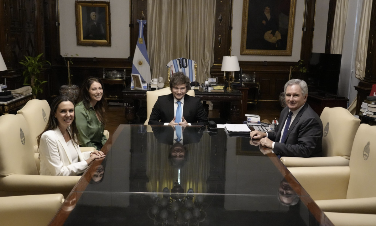Milei junto a Elisa Trotta en la Casa Rosada.