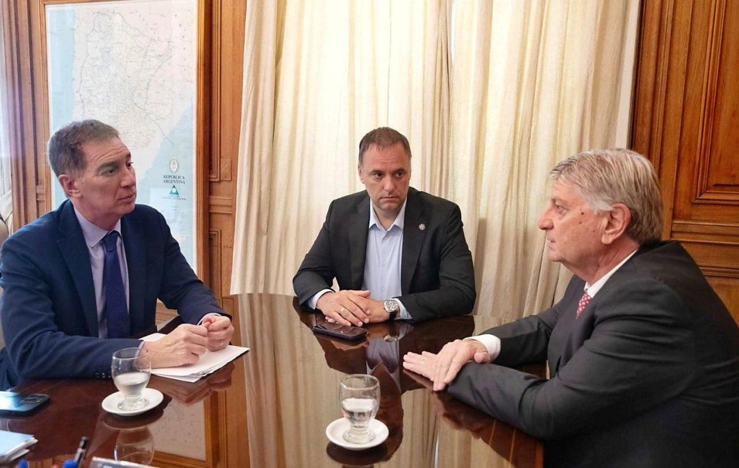 El gobernador pampeano Sergio Ziliotto con Diego Santilli y Manuel Adorni.