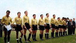 Los jugadores argentinos con la camiseta amarilla del club sueco.