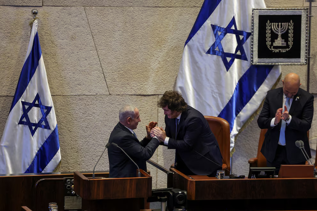Javier Milei y Benjamin Netanyahu se saludan en el parlamento de Israel (Foto Reuters / Ronen Zvulun) Javier Milei y Benjamin Netanyahu se saludan en el parlamento de Israel (Foto Reuters / Ronen Zvulun)