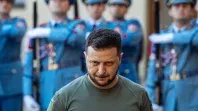 Volodymyr Zelensky pasa por delante de la guardia de honor de Praga en su visita a ese país.&nbsp;