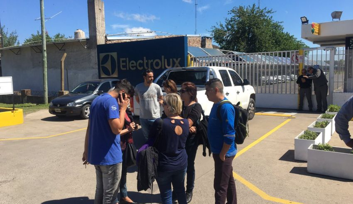 La crisis de Electrolux se suma a la de otras plantas metalúrgicas y autopartistas de la región, que operan a capacidad reducida o con esquemas de suspensiones. La crisis de Electrolux se suma a la de otras plantas metalúrgicas y autopartistas de la región, que operan a capacidad reducida o con esquemas de suspensiones.