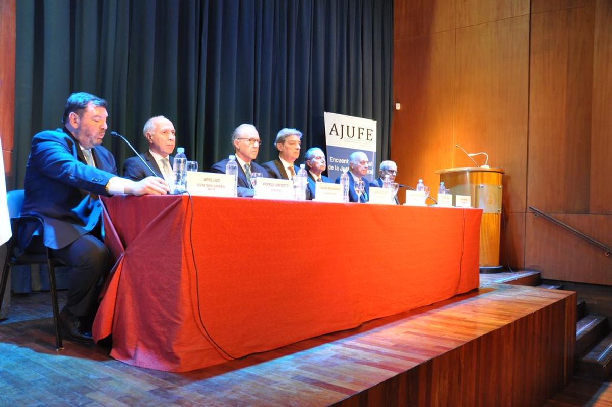 Los integrantes de la Corte Suprema de Justicia en Rosario, junto con jueces y camaristas.