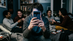 Vivir a través de un cristal: Por qué los nuevos hábitos de uso del celular y consumo digital están redefiniendo la frontera entre la herramienta y el individuo. Vivir a través de un cristal: Por qué los nuevos hábitos de uso del celular y consumo digital están redefiniendo la frontera entre la herramienta y el individuo.