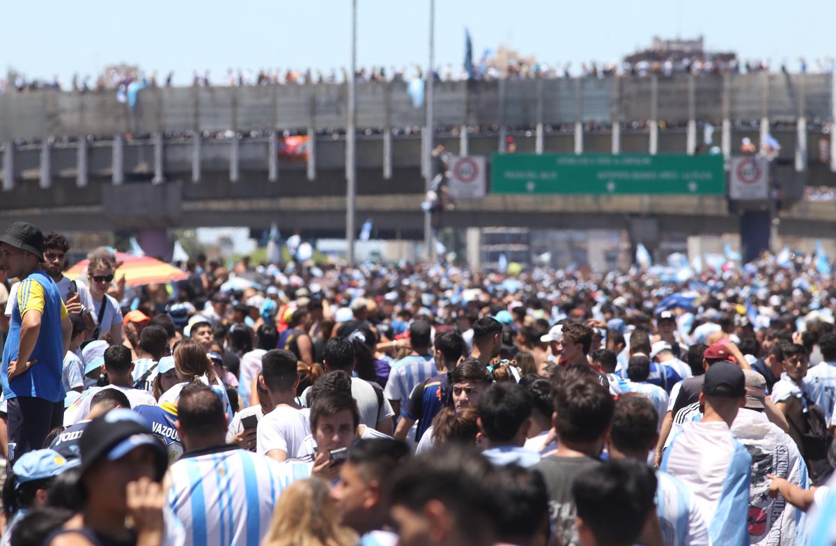 Hinchas aguardan el paso de la selección argentina en la autopista 25 de Mayo a la altura de avenida 9 de Julio.