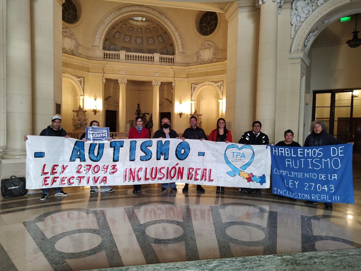 Rebeca Fleitas y colegas legisladores y familiares y activistas de la causa por la inclusión real de quienes tienen autismo.