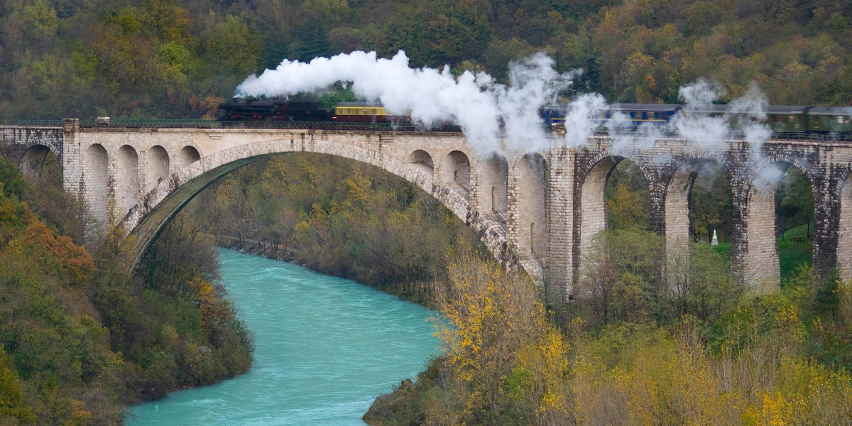 La locomotora a vapor une la frontera de Eslovenia con Italia.