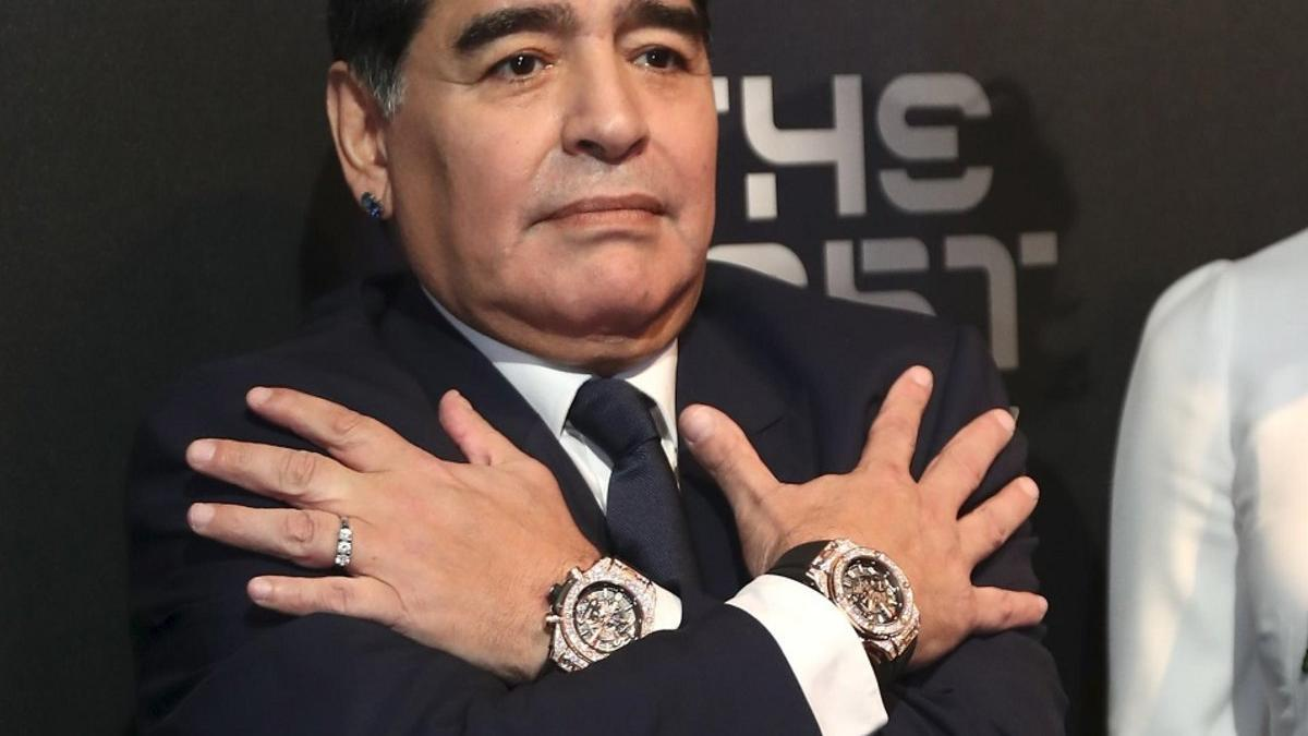 Maradona y sus 2 relojes Maradona y sus 2 relojes