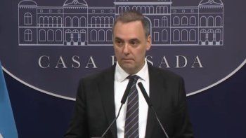 Manuel Adorni 'finge demencia' y no permitió preguntas (pero las hubo...)