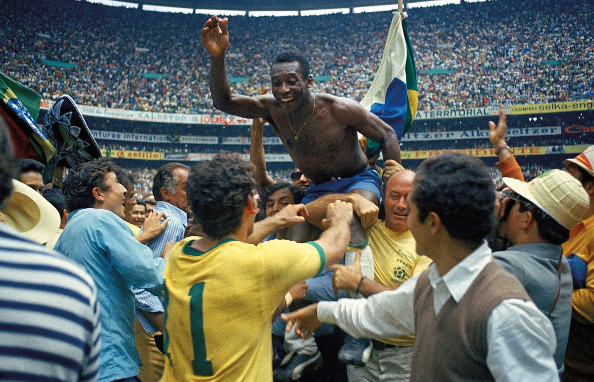Pelé fue el primero de los tres astros del fútbol mundial en brillar en el Estadio Azteca. Pelé fue el primero de los tres astros del fútbol mundial en brillar en el Estadio Azteca.