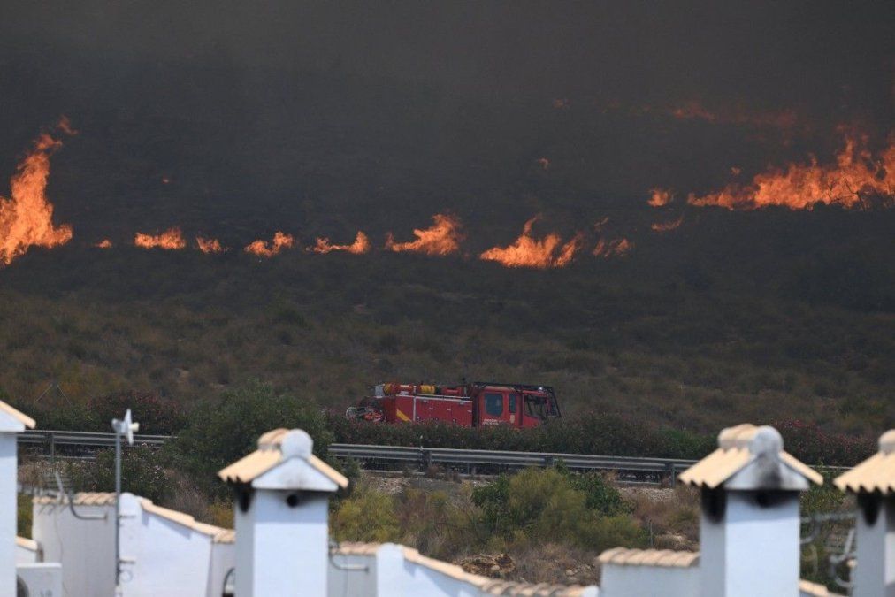 El incendio que comenzó en Los Gallardos avanzó con violencia hacia Bédar, en Almería, y dejó al menos 12 muertos y decenas de desaparecidos en plena ola de calor. El incendio que comenzó en Los Gallardos avanzó con violencia hacia Bédar, en Almería, y dejó al menos 12 muertos y decenas de desaparecidos en plena ola de calor.