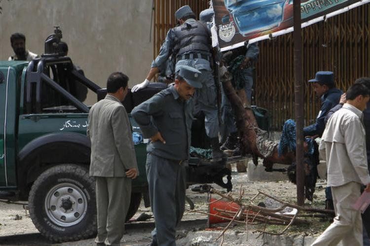 Imagen donde ocurrió el atentado suicida en Kabul, frente a la sede de la OTAN.