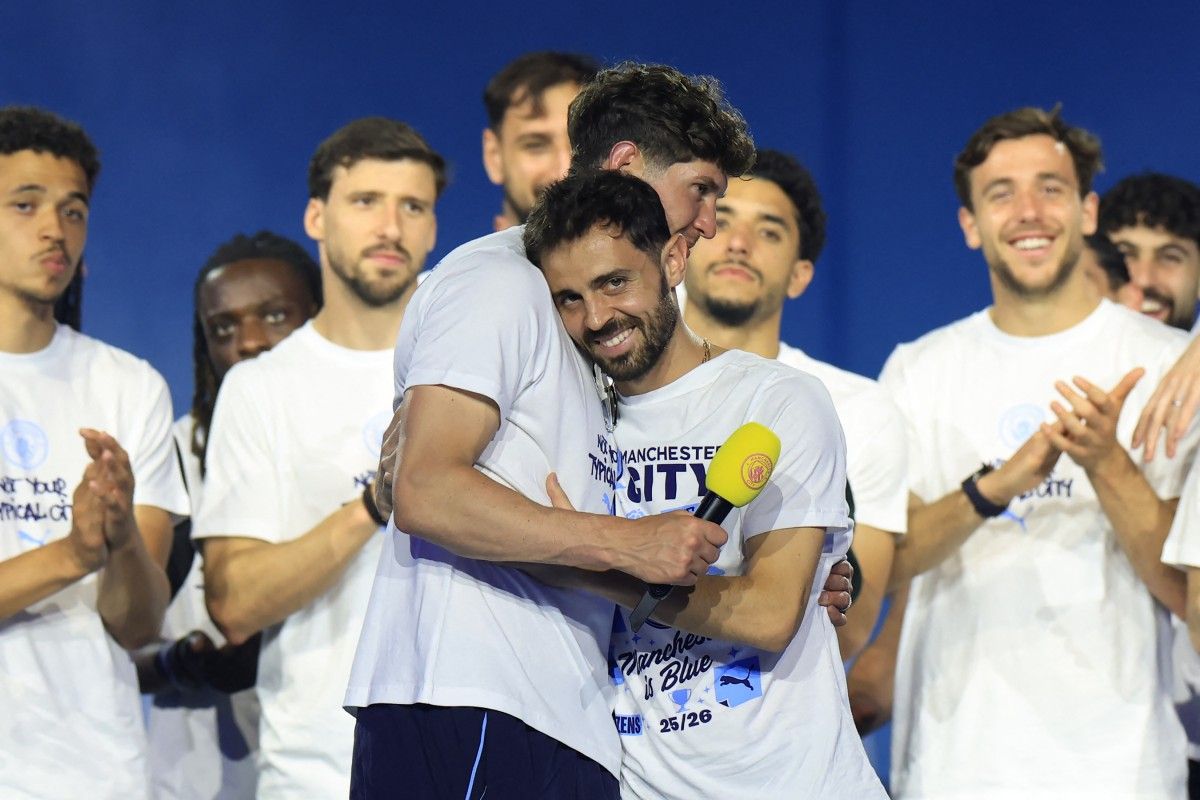 Bernardo Silva se despidió del Manchester City junto a John Stones, en un acto que marcó el cierre de una etapa histórica y abrió la pelea entre Atlético y Barcelona por su futuro. Bernardo Silva se despidió del Manchester City junto a John Stones, en un acto que marcó el cierre de una etapa histórica y abrió la pelea entre Atlético y Barcelona por su futuro.