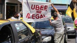 Uber quiere desembarcar pero los taxistas se oponen y le marcan la cancha a la Municipalidad