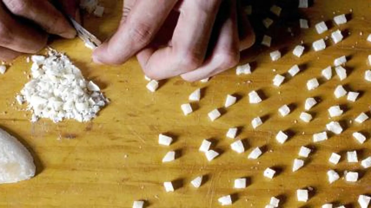 El 'crack' se consigue calentando la cocaína con agua y bicarbonato sódico, que se endurece al enfriarse, por lo que es necesario cortarlo. El 'crack' se consigue calentando la cocaína con agua y bicarbonato sódico, que se endurece al enfriarse, por lo que es necesario cortarlo.