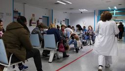Los hospitales públicos reciben cada vez más pacientes que antes contaban con cobertura de obras sociales y prepagas, pero tuvieron que darse de baja por perder los empleos debido al ajuste económico de Javier Milei.