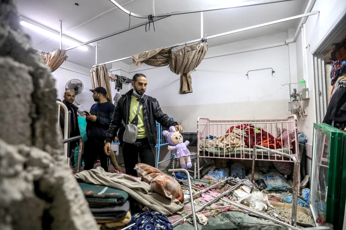 La gente inspecciona los da&ntilde;os causados por un proyectil de artiller&iacute;a que impact&oacute; en el hospital de maternidad dentro del Complejo M&eacute;dico Nasser, el 17 de diciembre, en Khan Younis, Gaza