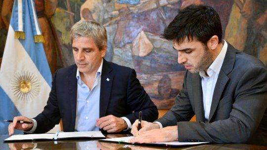 Luis Caputo apunta al apoyo de las provincias petroleras, empezando con Chubut de Nacho Torres. Luis Caputo apunta al apoyo de las provincias petroleras, empezando con Chubut de Nacho Torres.