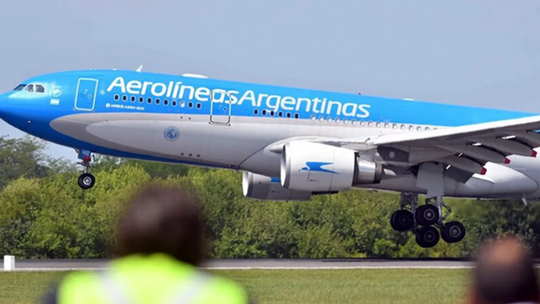 La Justicia ordenó reincorporar a los pilotos despedidos de Aerolíneas Argentinas.