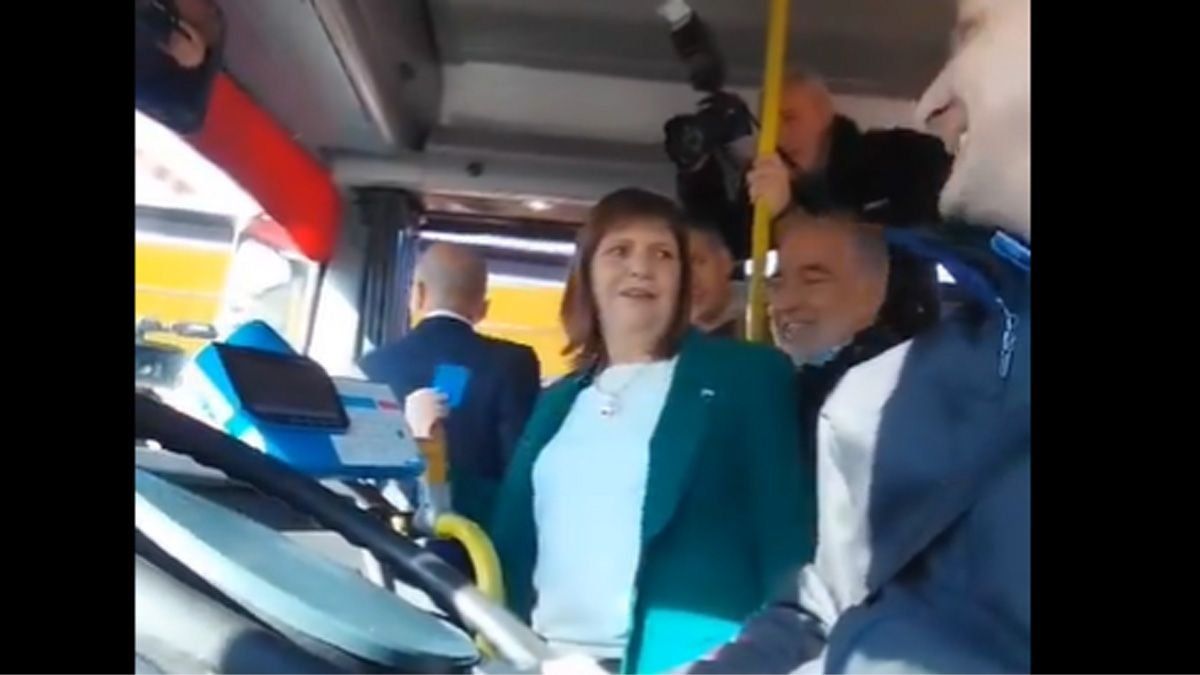 Patricia Bullrich y un show fallido arriba del colectivo.