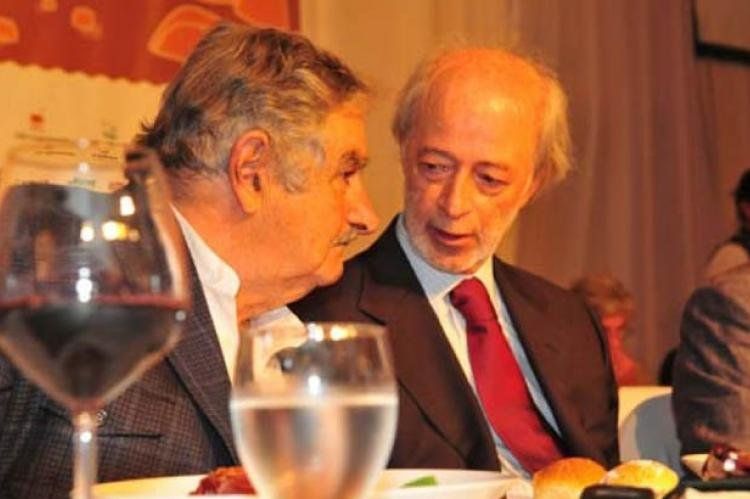 El Presidente uruguayo José Mujica y el empresario Mena durante un encuentro. (Foto: El Observador)