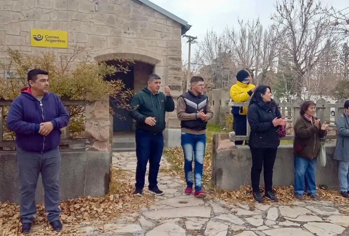 La delegación de Las Lajas, en Neuquén, tiene dos empleados, Sergio y Daniel, encargados de distribución, y el cierre es inminente. La delegación de Las Lajas, en Neuquén, tiene dos empleados, Sergio y Daniel, encargados de distribución, y el cierre es inminente.