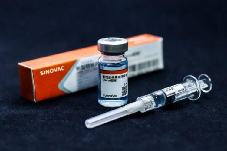 CoronaVac tiene una efectividad del 51% en la prevención de COVID-19 y es es 100% eficaz para prevenir enfermedades graves y la muerte.