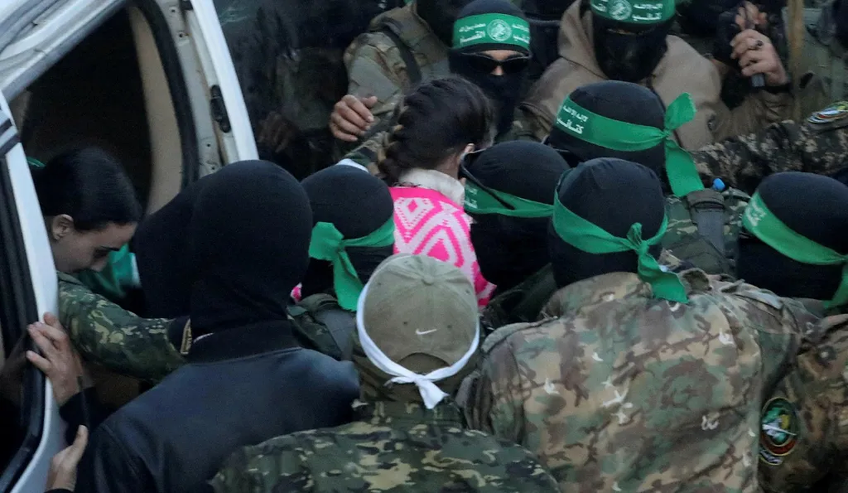 Hamas entrega a los rehenes.