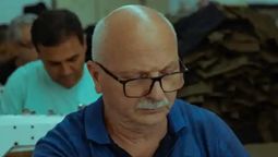 Adultos mayores que se jubilaron pero necesitan seguir trabajando por supervivencia o como terapia laboral. Adultos mayores que se jubilaron pero necesitan seguir trabajando por supervivencia o como terapia laboral.
