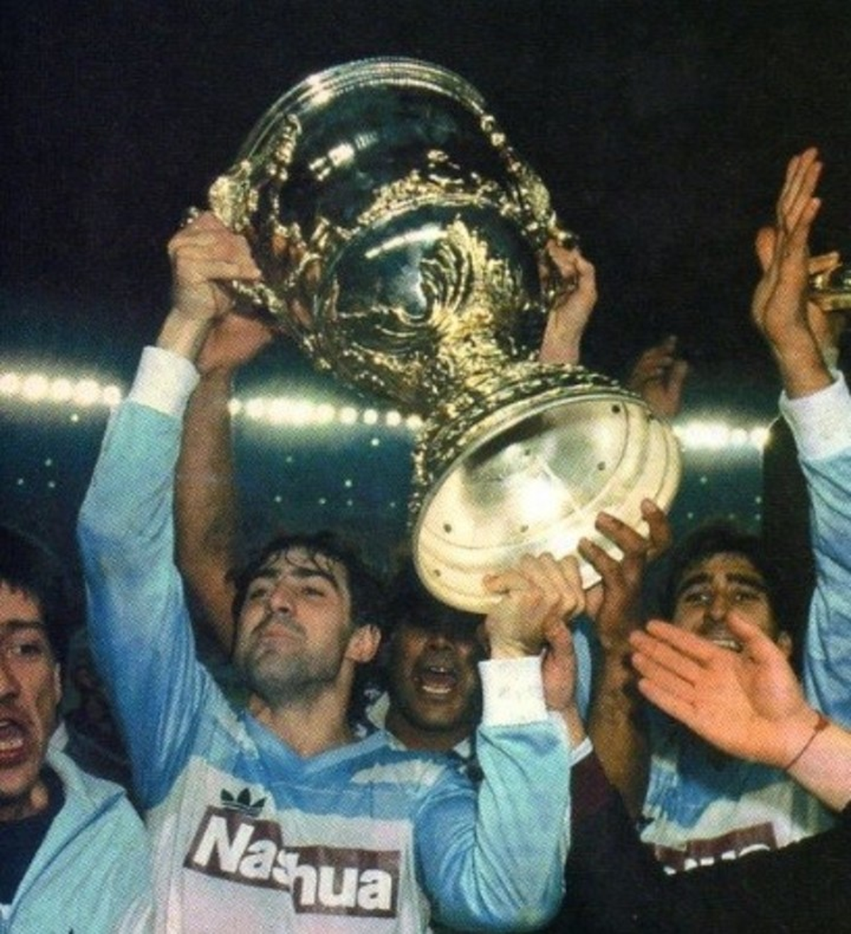 Racing levantando la Supercopa Sudamericana 1988 ante Cruzeiro. Racing levantando la Supercopa Sudamericana 1988 ante Cruzeiro.