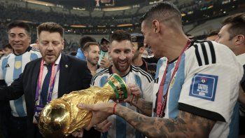 Ángel Di María le explica a Lionel Messi que dio la vuelta olímpica con una copa no otorgada por la FIFA. La Pulga sonríe de igual manera. Poco le importó. Ángel Di María le explica a Lionel Messi que dio la vuelta olímpica con una copa no otorgada por la FIFA. La Pulga sonríe de igual manera. Poco le importó.
