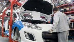 altText(Peugeot Argentina suspendió 1.000 trabajadores por un mes)}