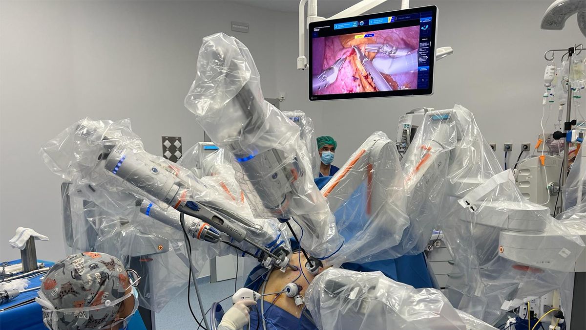 La medicina continúa en transformación con la implementación de androides en el quirófano que permiten realizar cirugías mínimamente invasivas. La medicina continúa en transformación con la implementación de androides en el quirófano que permiten realizar cirugías mínimamente invasivas.